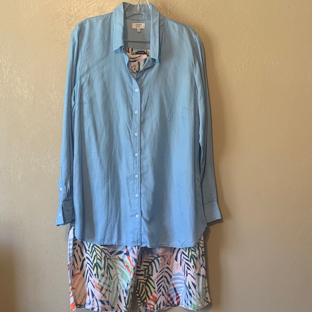 crown & ivy Light Blue Button-Down Shirt